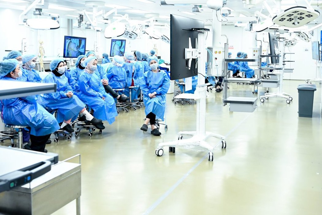 Học viên mặc áo bảo hộ trong buổi thực hành tại lab cadaver