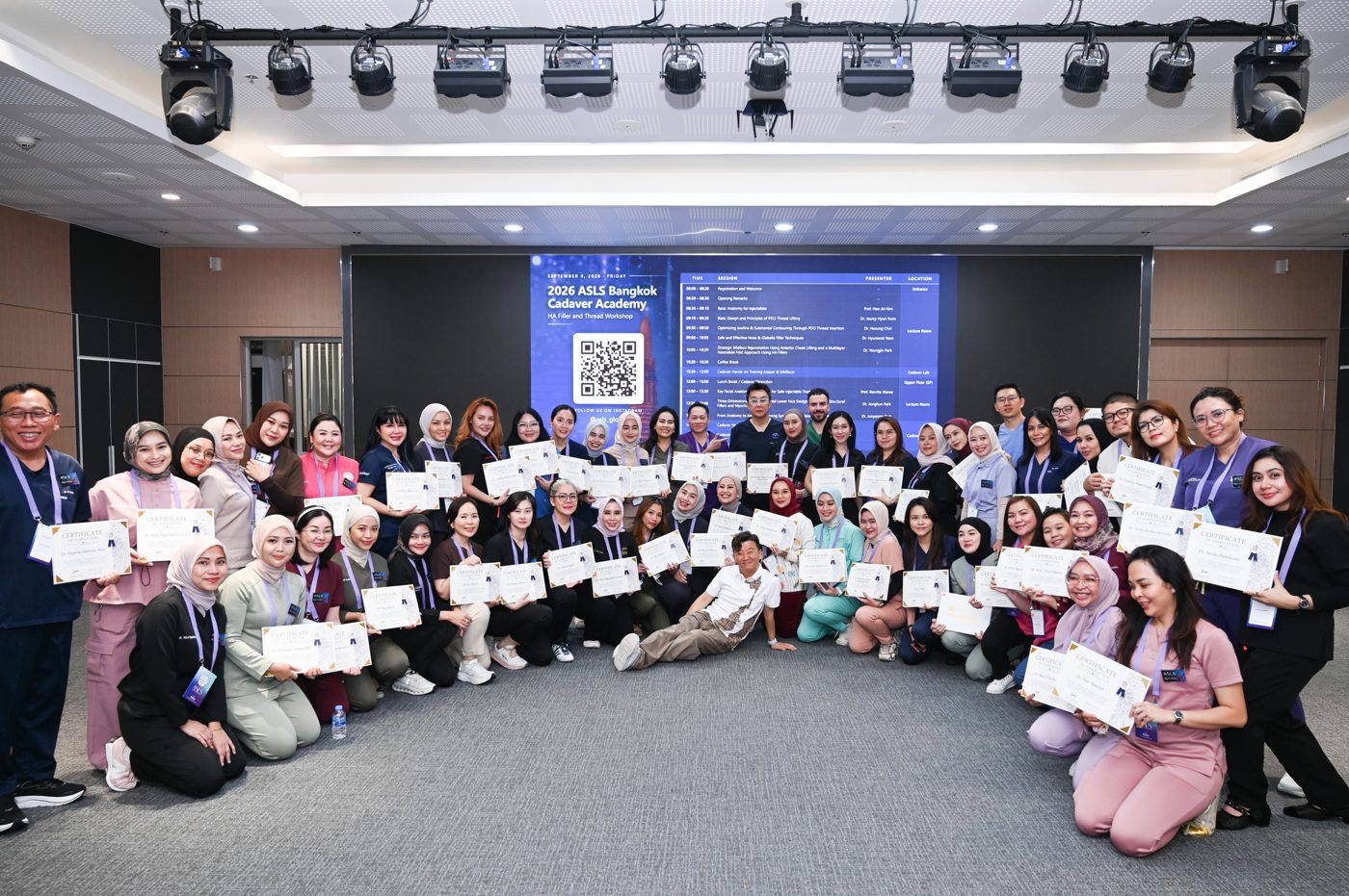 Ảnh tập thể học viên cầm chứng nhận hoàn thành khóa học